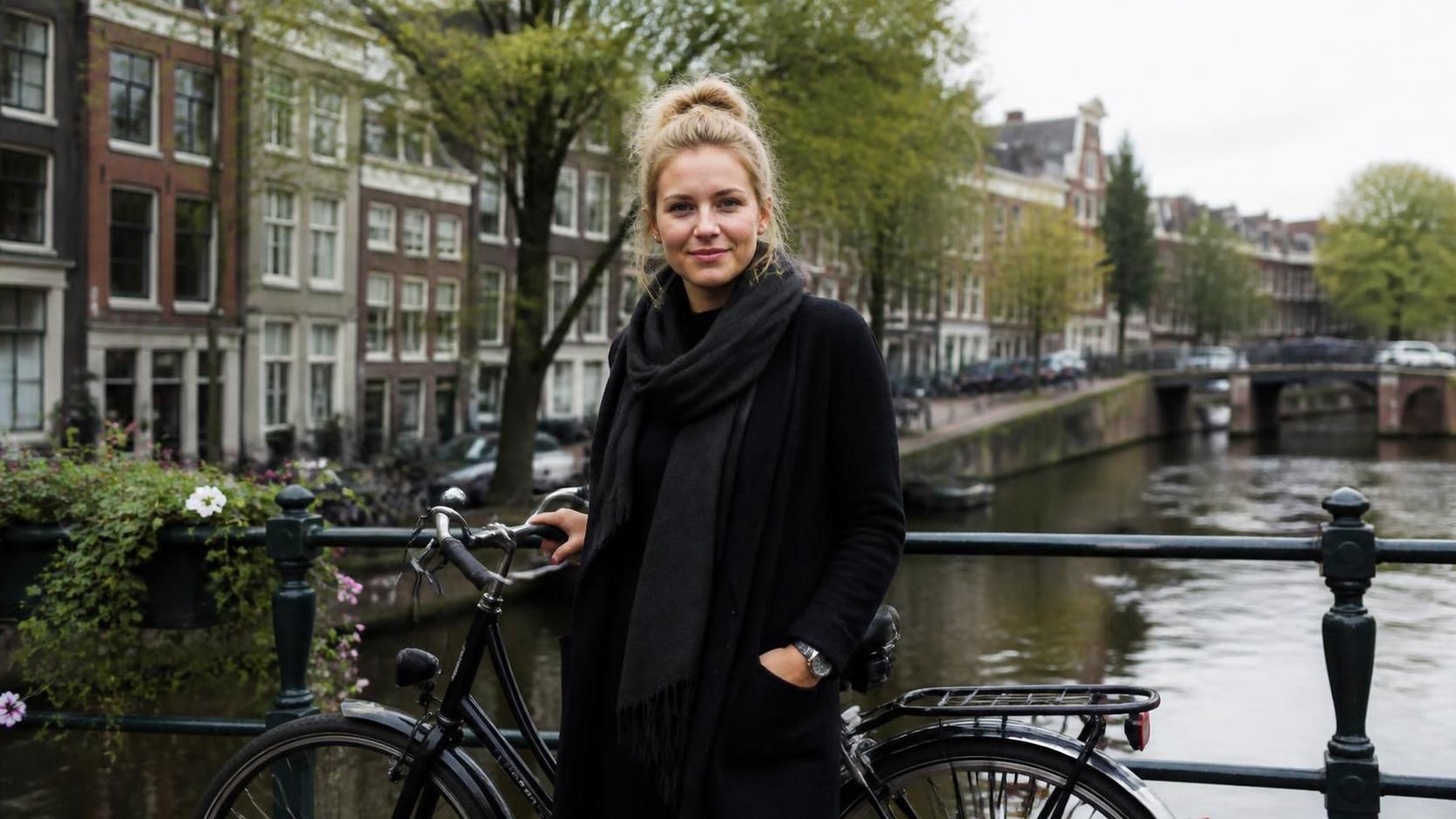 découvrez le portrait captivant d'une femme hollandaise, alliant traditions ancestrales et influences modernes dans un équilibre unique.