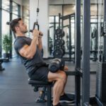 Exécution parfaite du tirage vertical avec prise neutre : guide et conseils pratiques