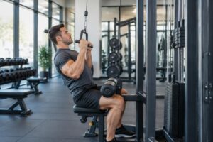 Exécution parfaite du tirage vertical avec prise neutre : guide et conseils pratiques