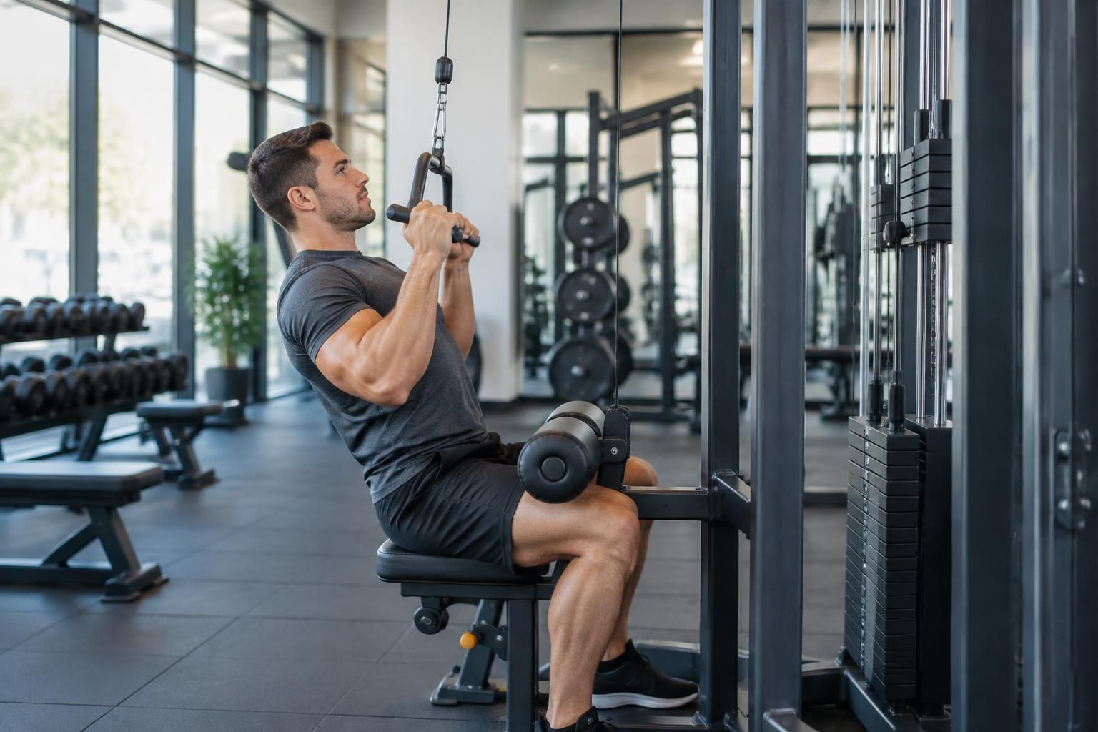 apprenez à réaliser le tirage vertical avec prise neutre : placement, technique, muscles sollicités et conseils pratiques pour un entraînement efficace.
